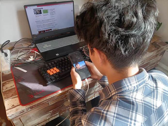 说明: C:\Users\Zhao\Desktop\太阳成集团tyc122cc组织师生收看《德耀中原—第八届河南省道德模范颁奖仪式 》\20软工2班杨林园.jpg